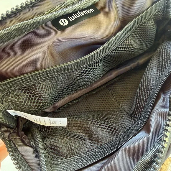 Lululemon Black belt Bag new - Picture 4 of 4